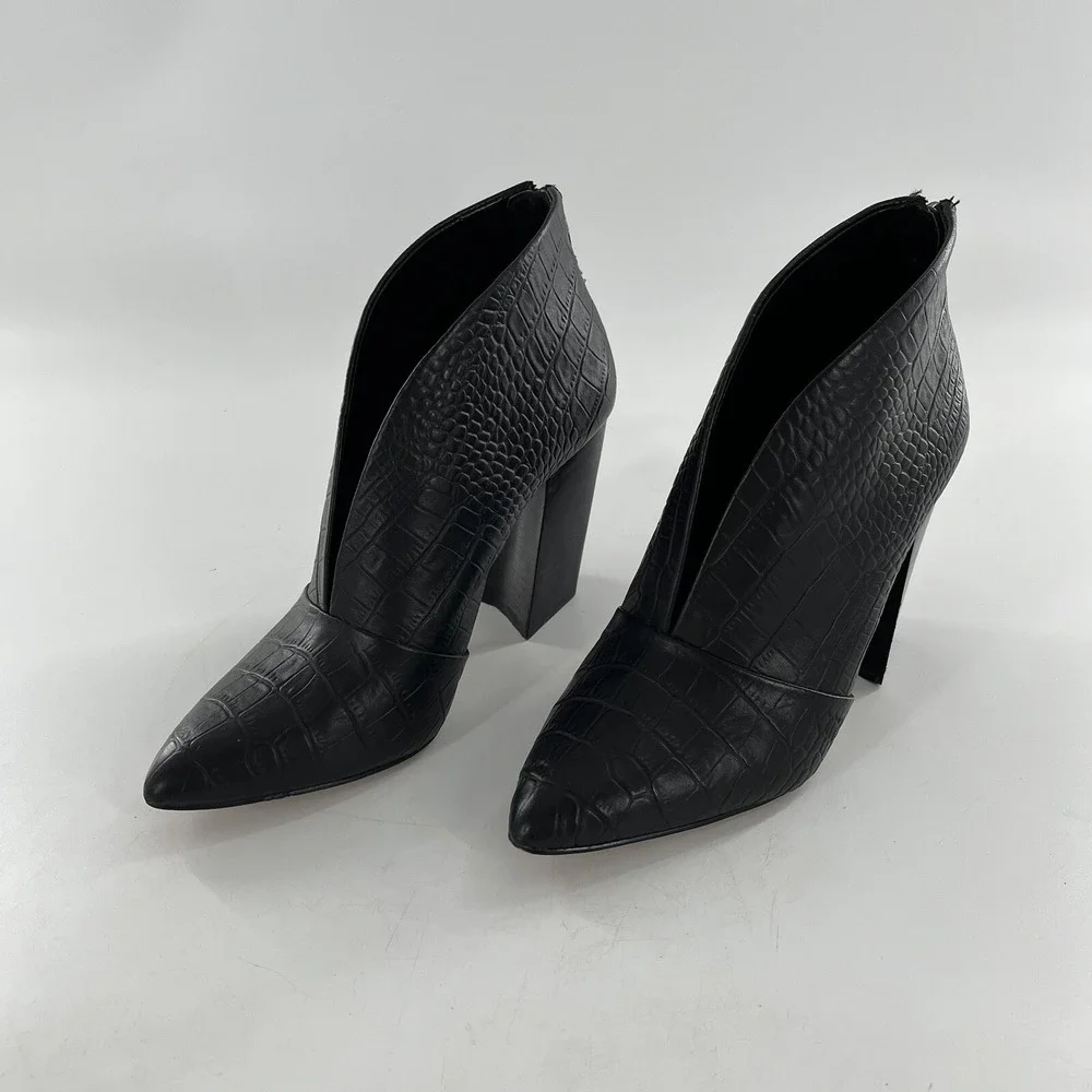 Vince Camuto Exotic Bootie‎ Womens 7.5M Black Chunky Croc Boot Steevera Back Zip